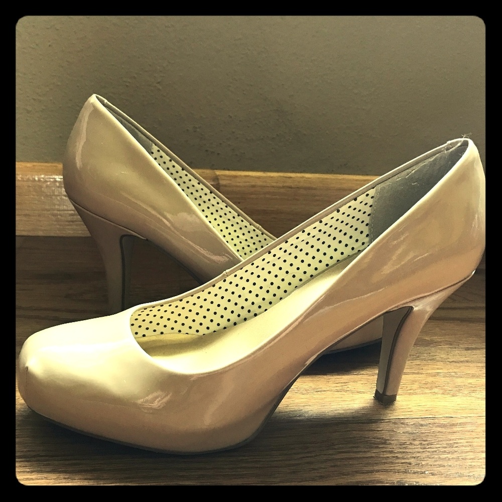 Steve Madden Ladies Getta Beige/Nude heels size 7